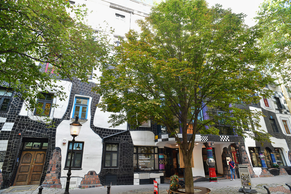 Platz mit Baum vor dem Haus