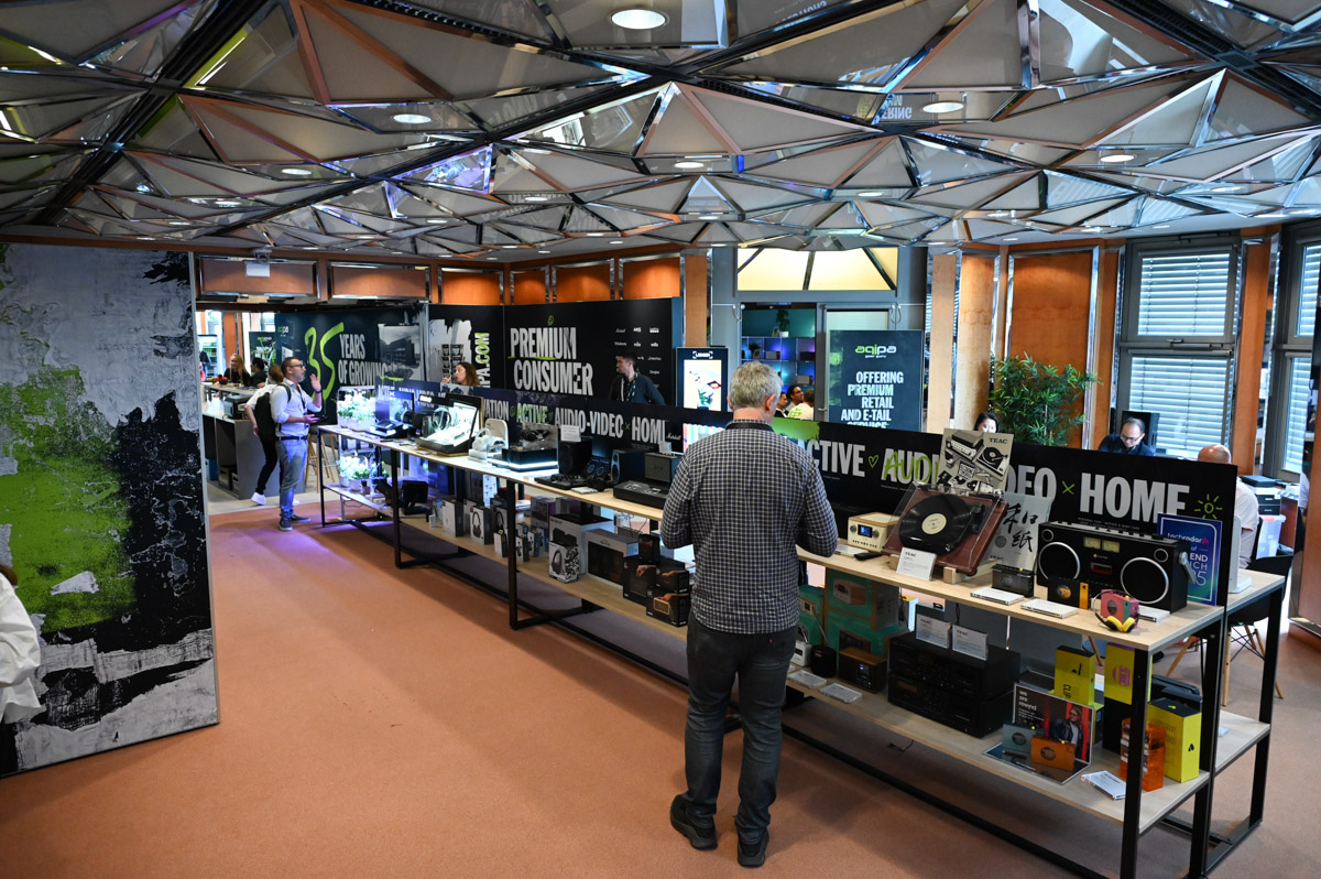 Messestand mit Technik-Neuheiten