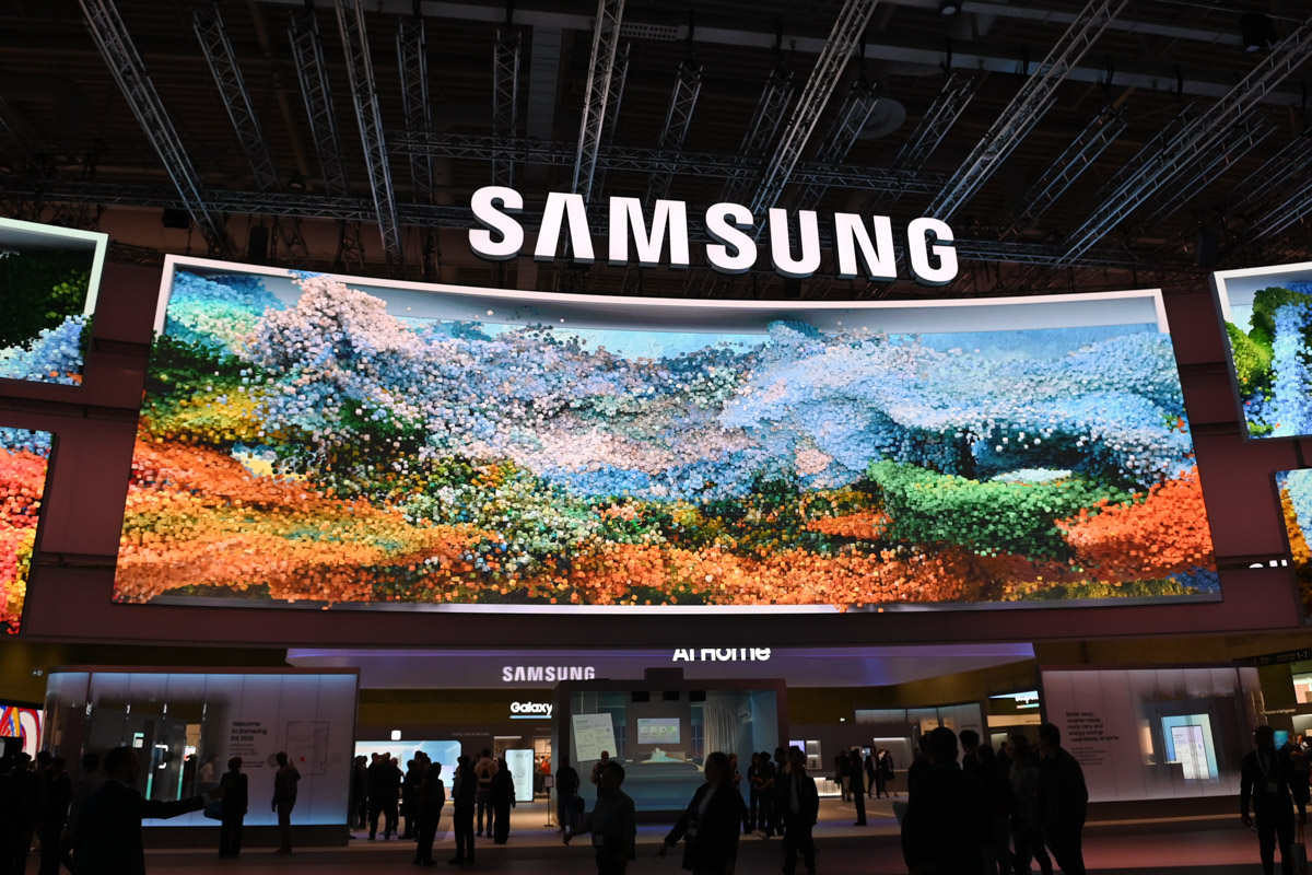 Samsung-Stand mit großen LED-Bildschirmen