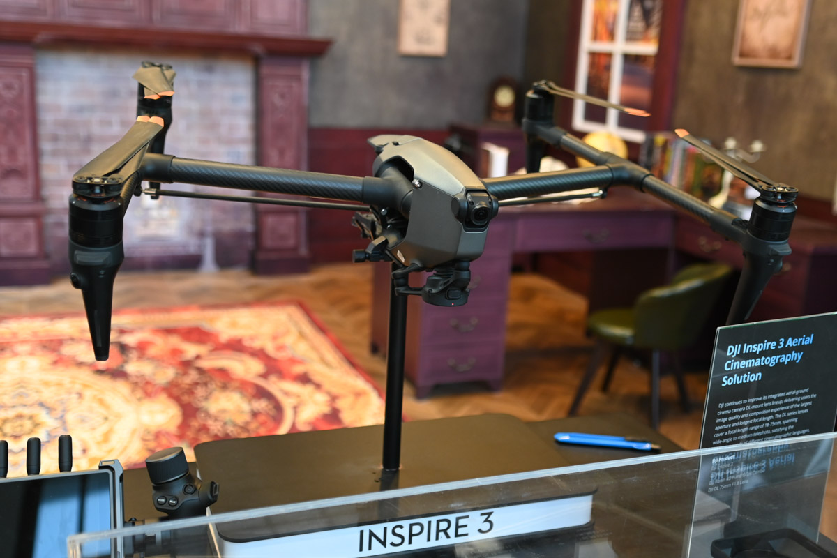 Drohne mit Kamera am Messestand