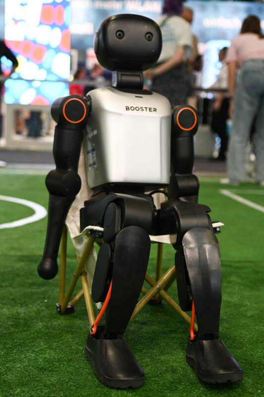 Roboter auf Kunstrasen im Hochformat