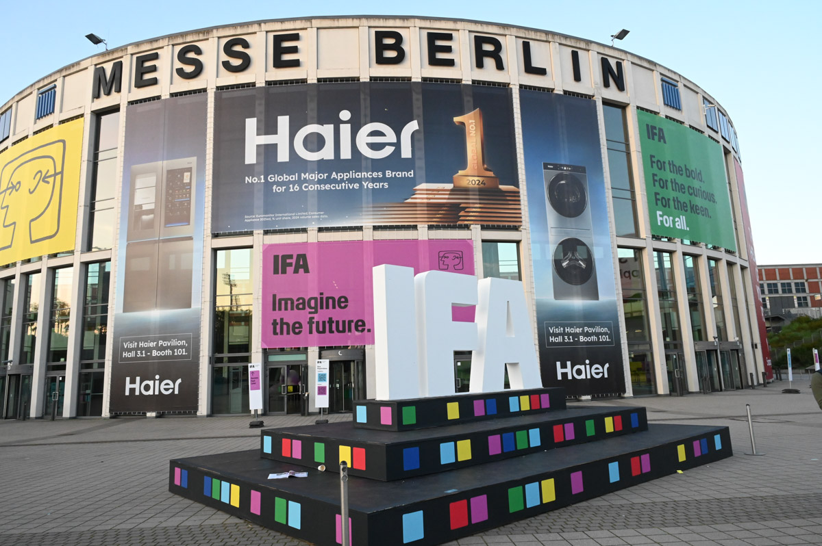 Messe Berlin mit Haier-Werbung