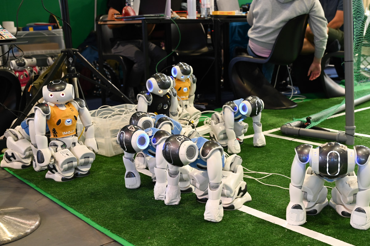 Kleine Roboter beim Fußballspiel