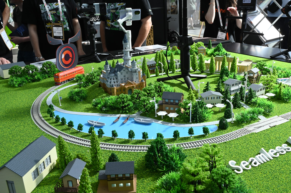 Modelllandschaft mit Eisenbahn