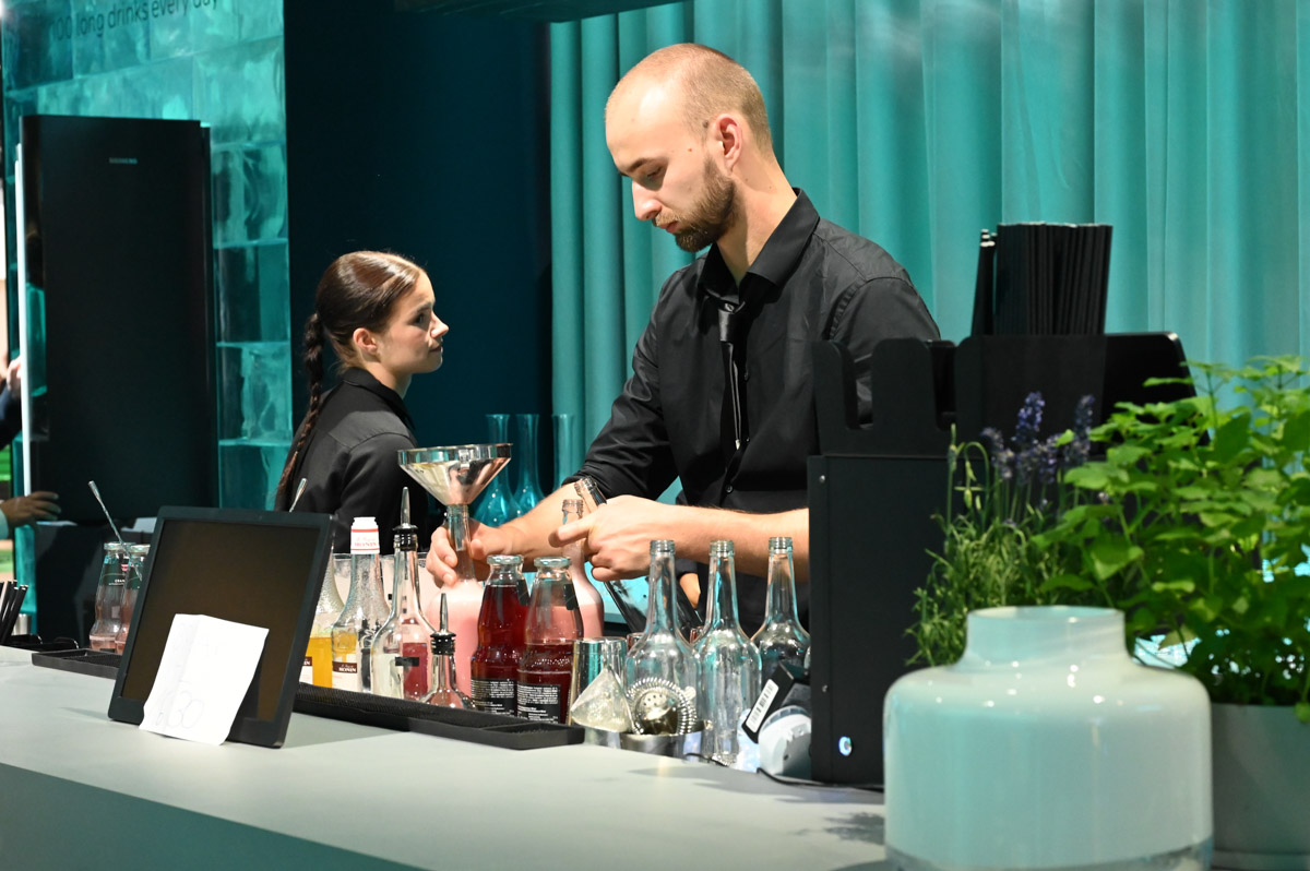 Barkeeper an der Bühne
