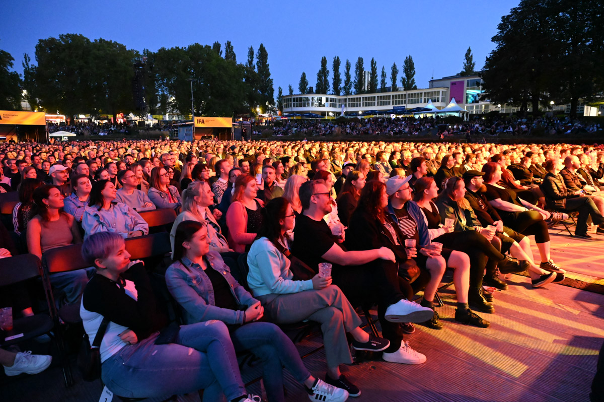 Publikum im IFA-Sommergarten