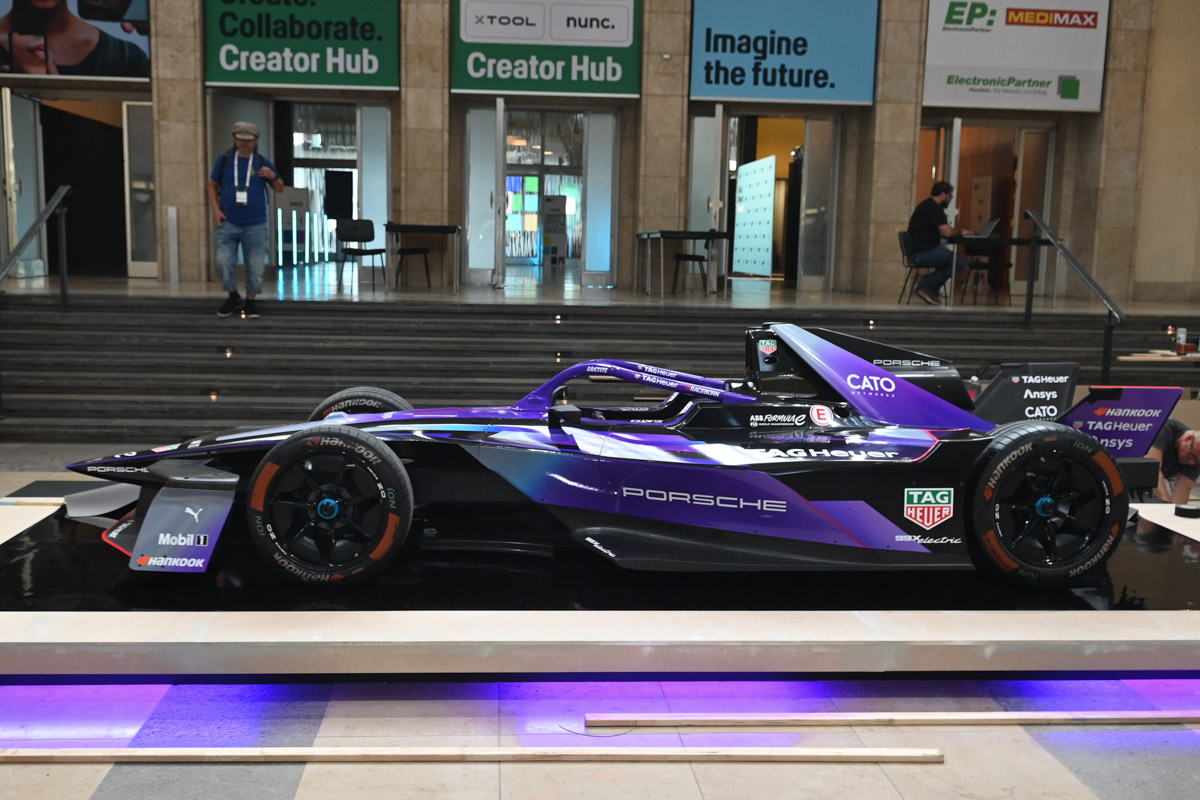 Rennwagen am Messestand