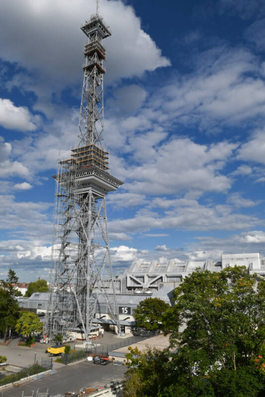 Berliner Funkturm im Hochformat