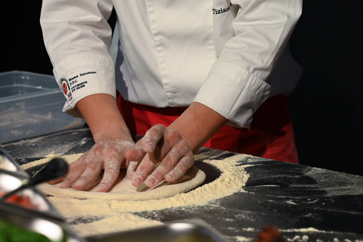 Koch formt Pizzateig