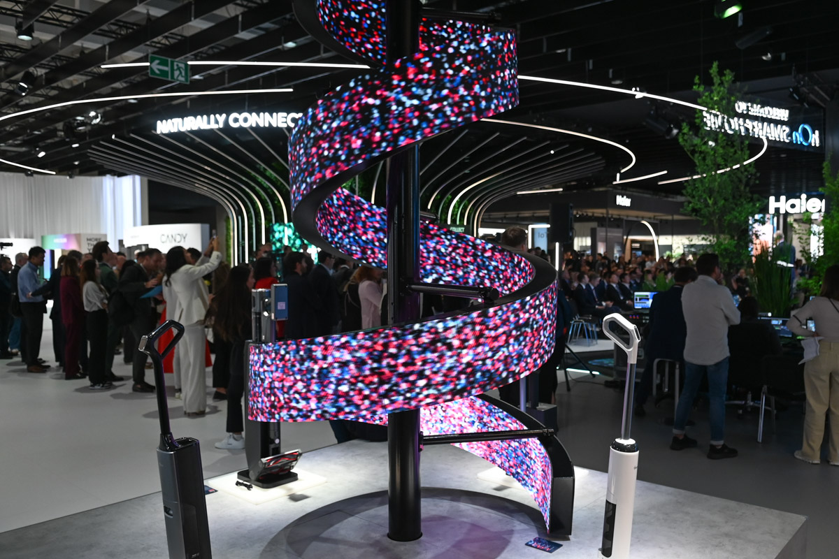 Messestand mit leuchtender Spirale