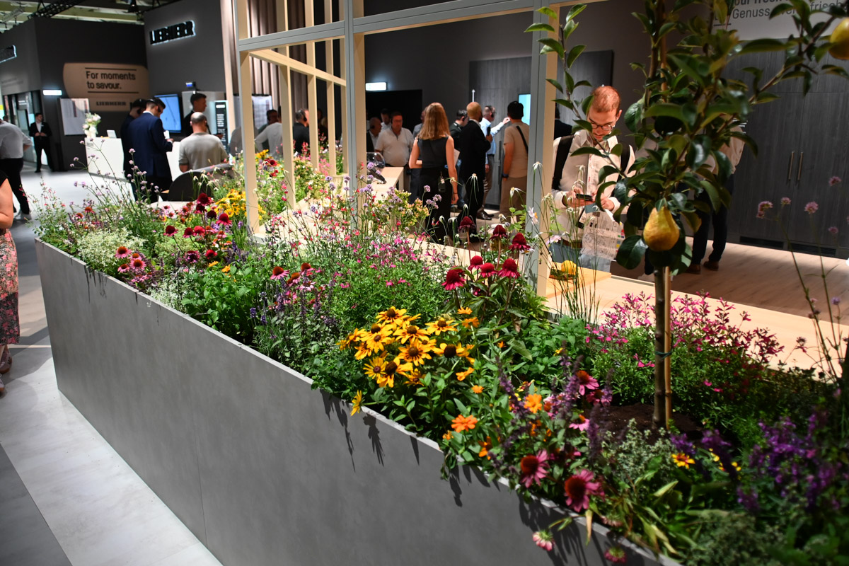 Outdoor Cooking & Gardening Area mit Blumenbeet