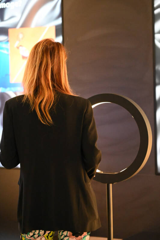 Beauty-Technik am Messestand im Hochformat