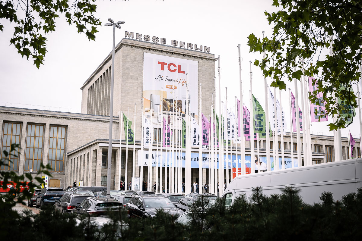 Messe Berlin am Funkturm mit IFA-Fahnen