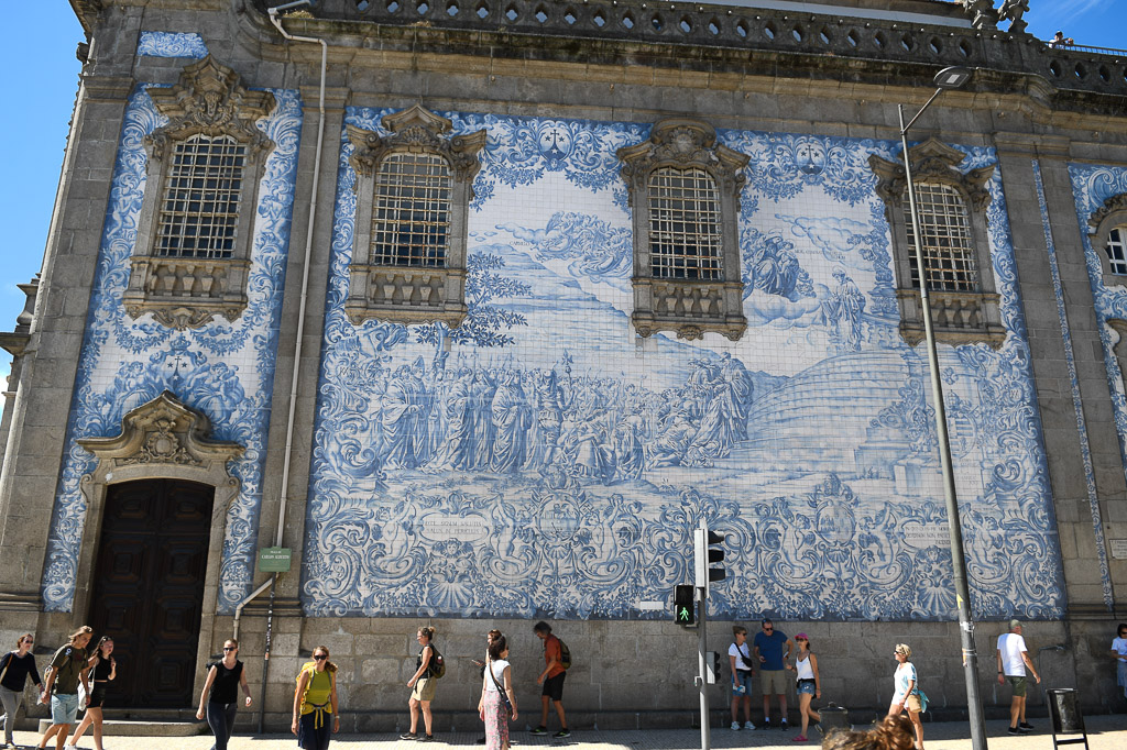 Die mit blauen Azulejos bedeckte Seitenfassade