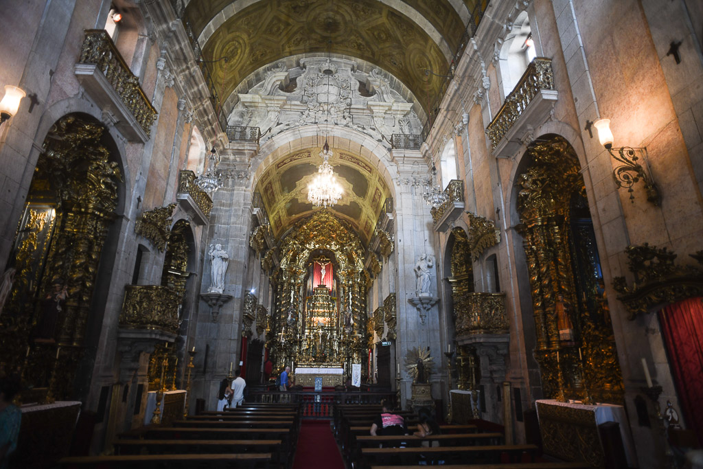 Kirchenschiff mit Altar
