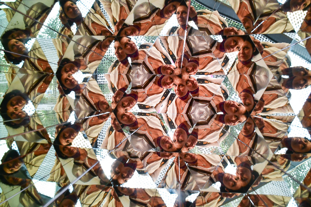 Kaleidoskop-Muster in Braun und Beige