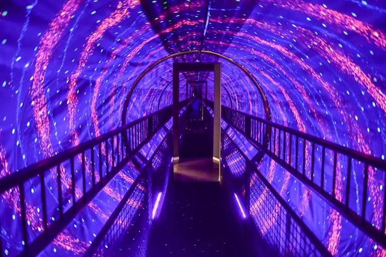 Vortex-Tunnel in Violett