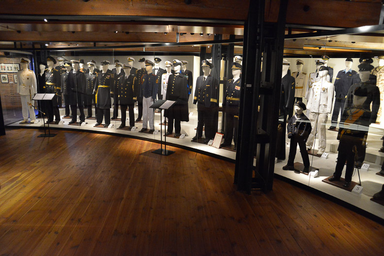 Uniformen im Ausstellungsraum