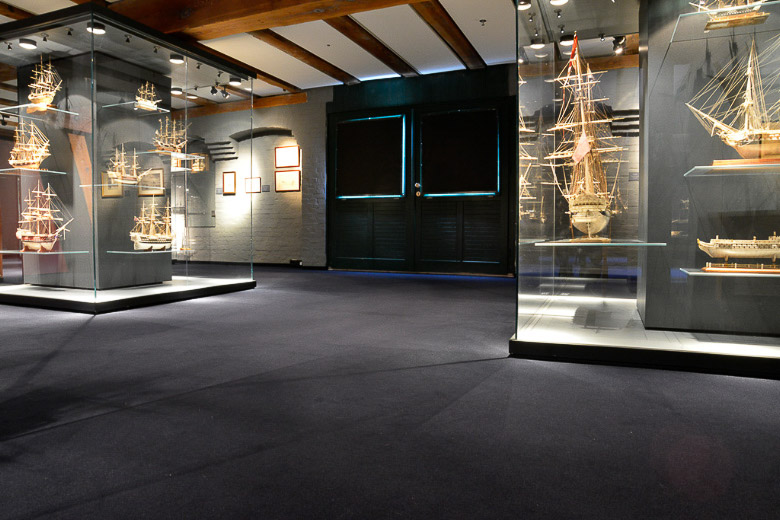 Ausstellungsraum mit Modellen