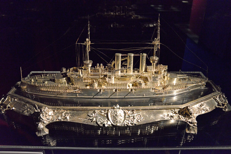 Silbernes Kriegsschiffmodell
