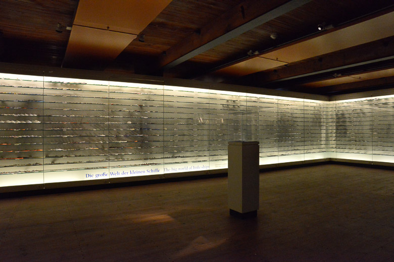 Beleuchtete Wand im Ausstellungsraum