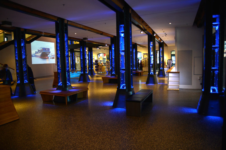 Ausstellungsetage mit blauen Säulen