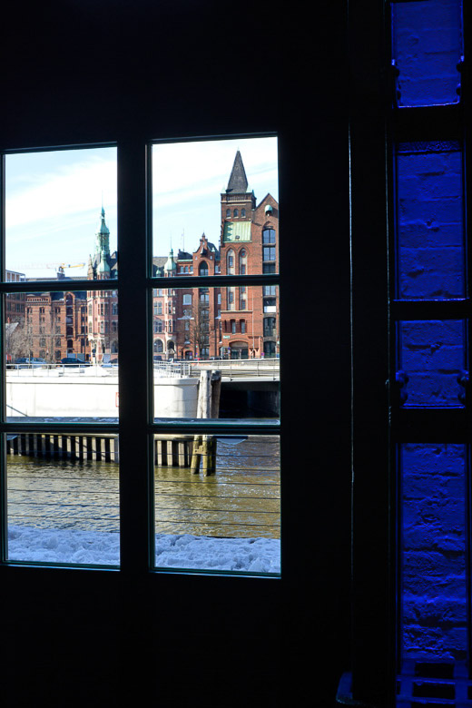 Fenster mit Blick auf die Speicherstadt im Hochformat