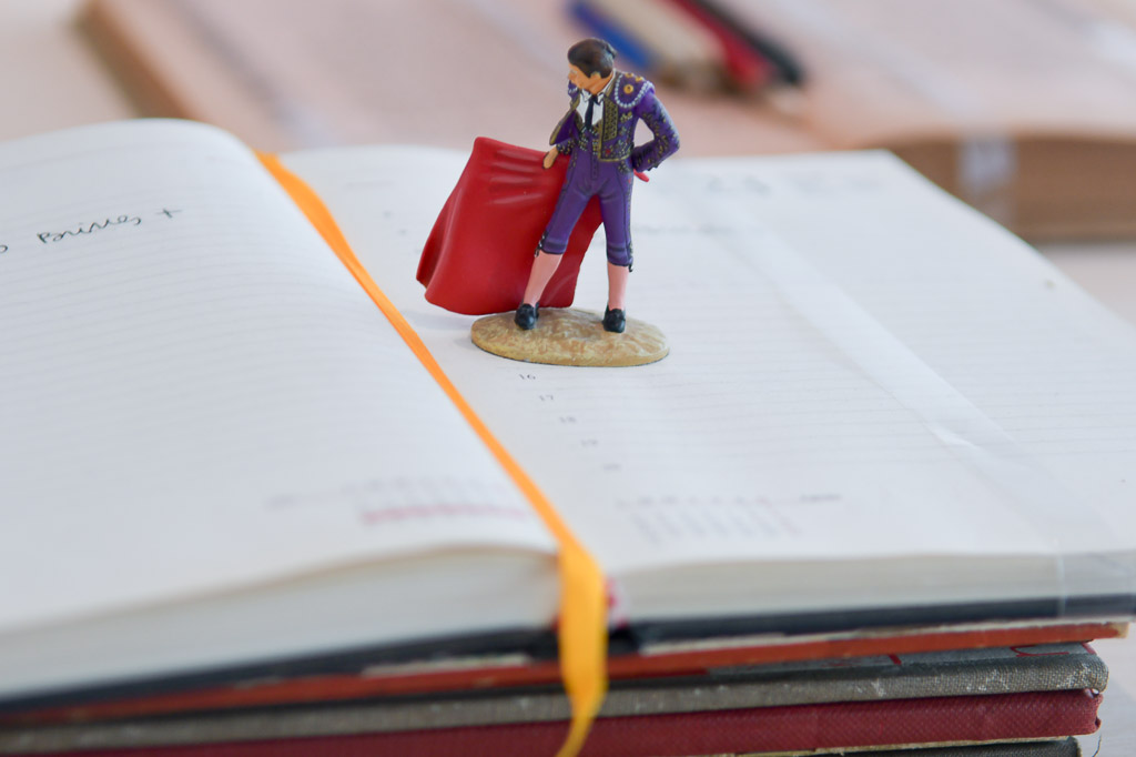 Aufgeschlagenes Buch mit der Figur eines Stierkämpfers