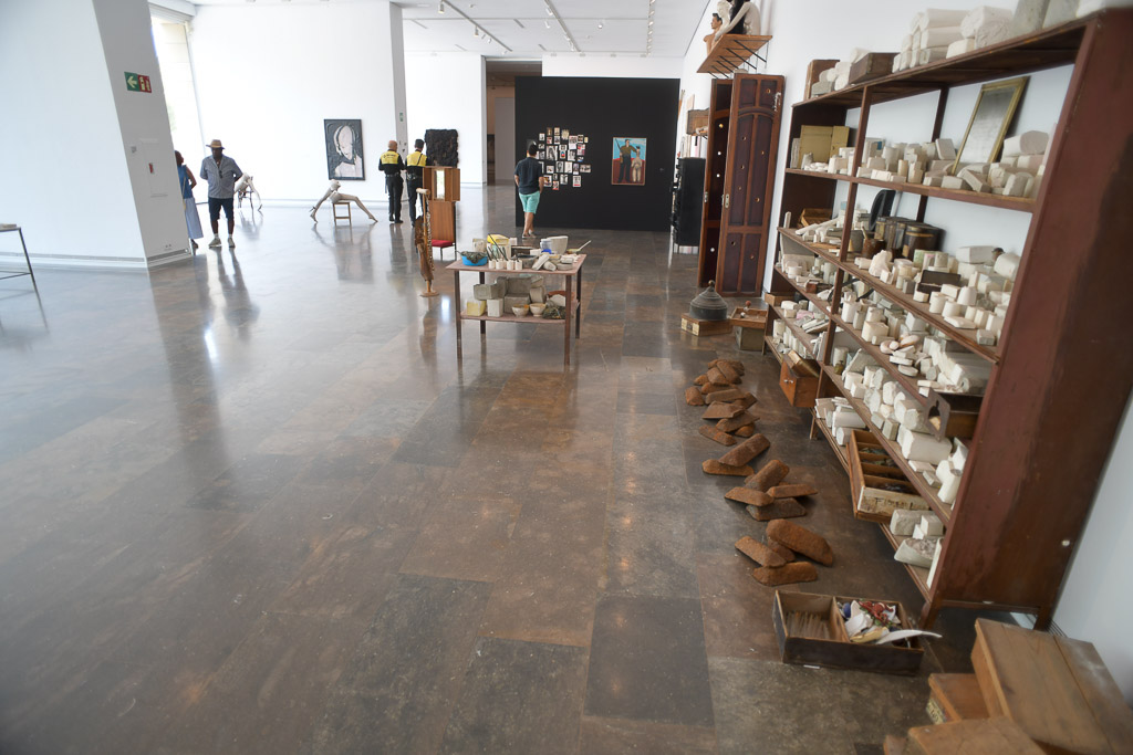 Galerie mit Vitrinen und Regalen