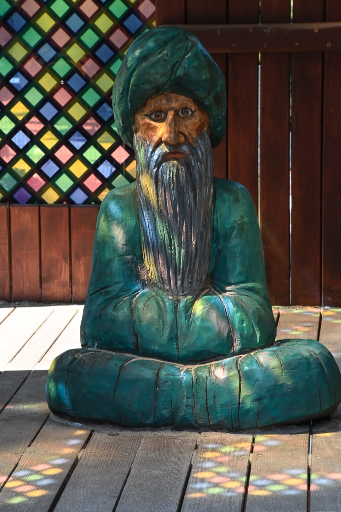 Figur im Park im Hochformat