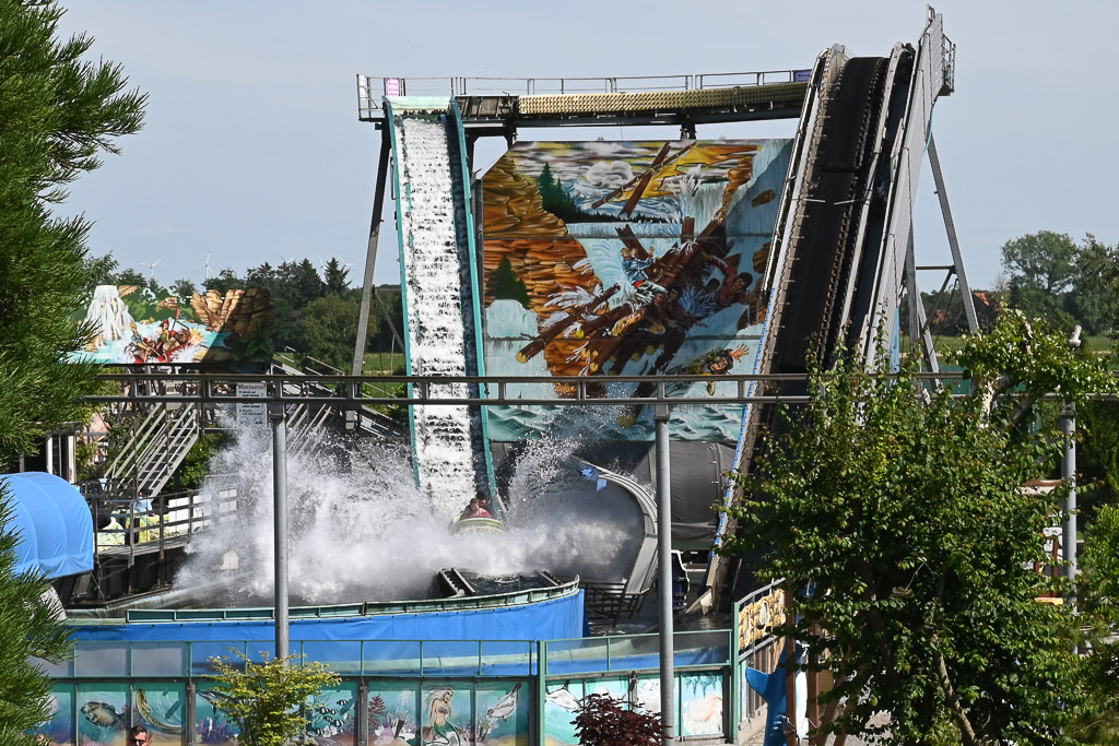 Wildwasserbahn mit Abfahrt