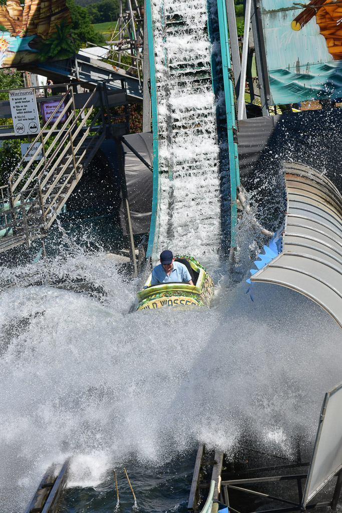 Wildwasserbahn mit Spritzwasser im Hochformat