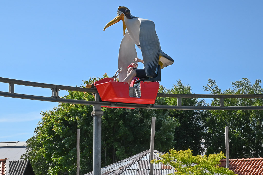 Bahn mit Pinguin-Figur