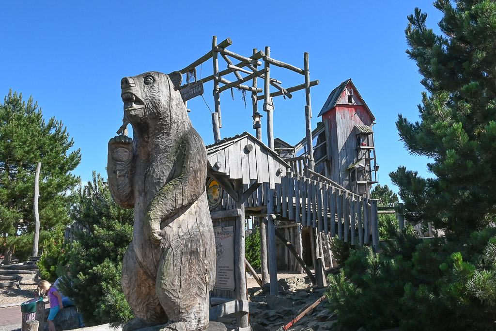 Bärenskulptur im Grizzly Adventure