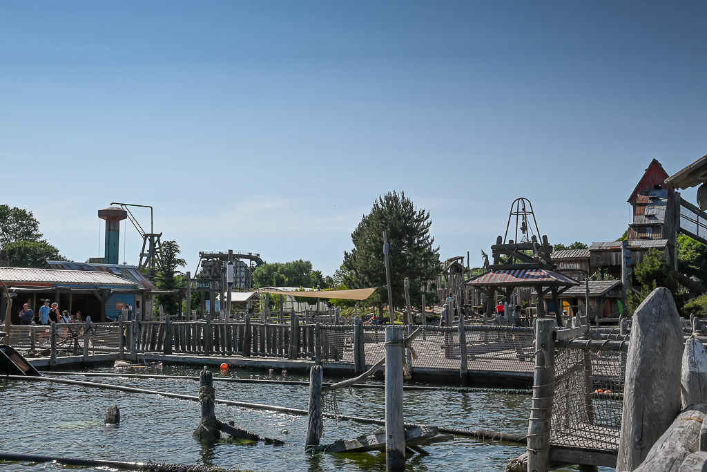 Hafenbecken mit Flößen