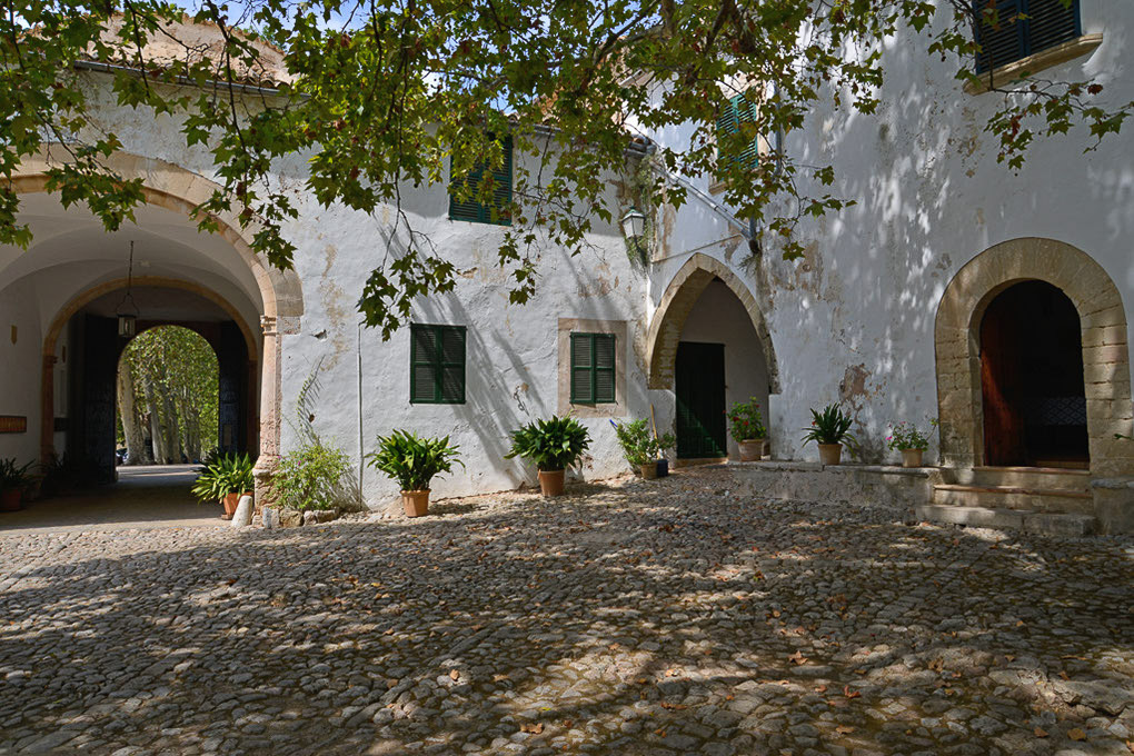 Hof des Herrenhauses mit Rundbögen
