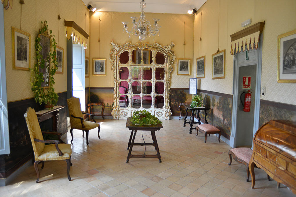 Eingangshalle des Herrenhauses mit Möbeln