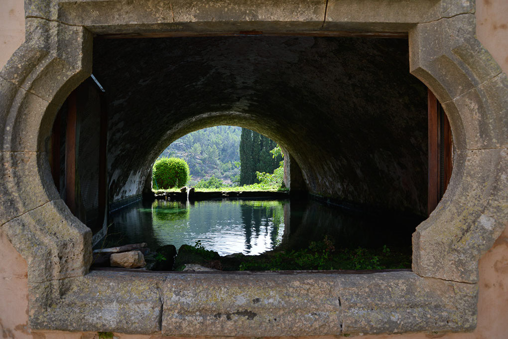 Steinfenster mit Blick auf einen Teich