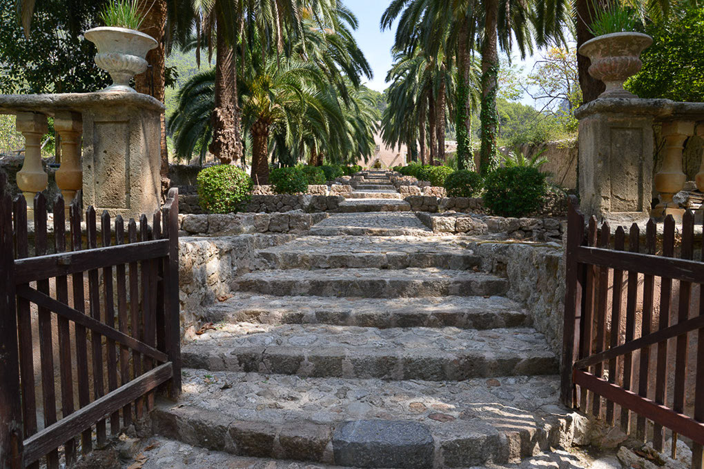 Steintreppe mit Holztor im Garten