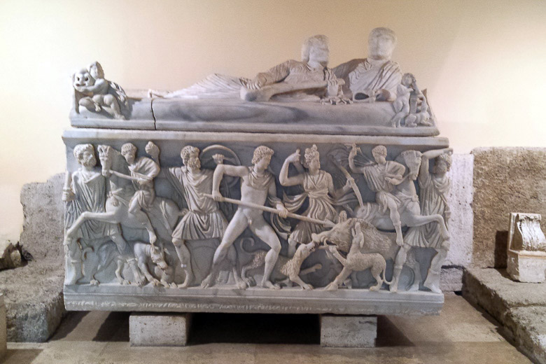 Sarkophag mit Reliefs im Museum