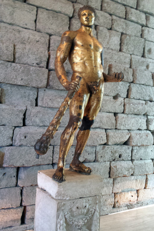 Bronzefigur eines Mannes im Hochformat