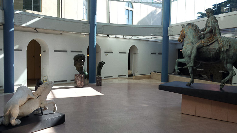 Glashalle mit antiken Statuen und Reiterstatue