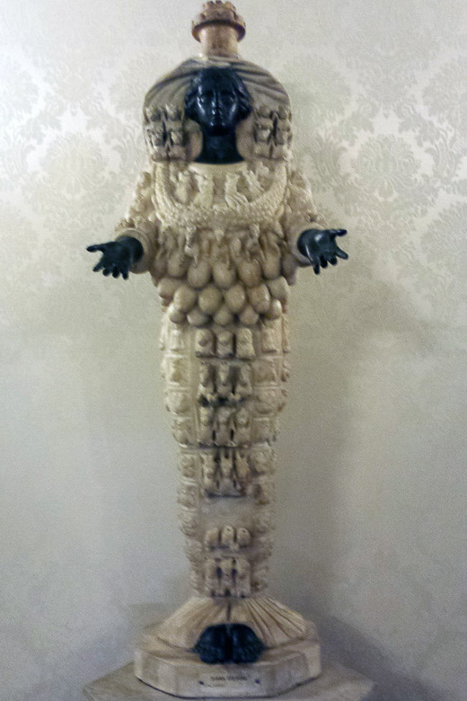 Antike Statue mit verzierter Kleidung im Hochformat