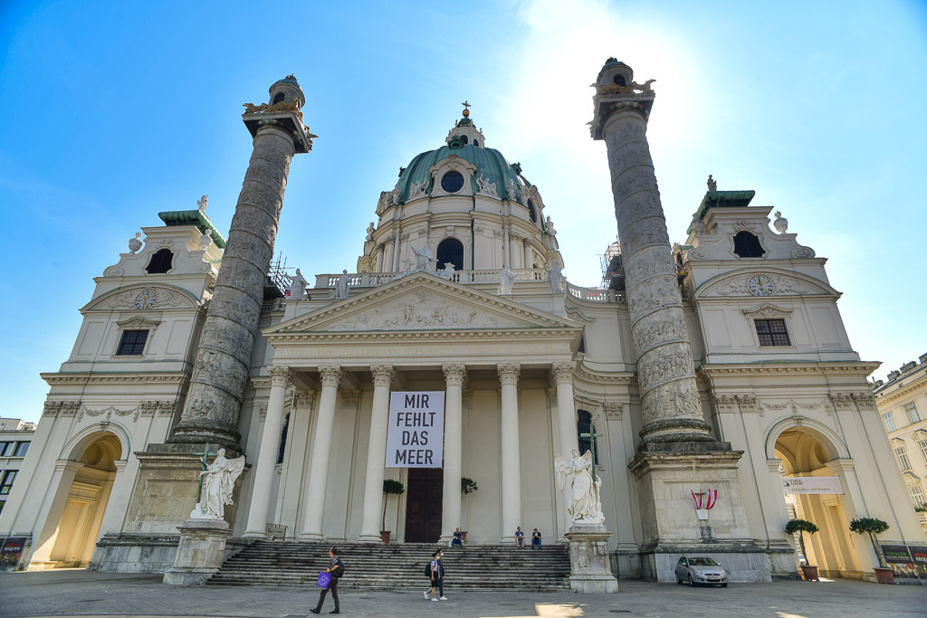 Fassade der Karlskirche mit den beiden Säulen