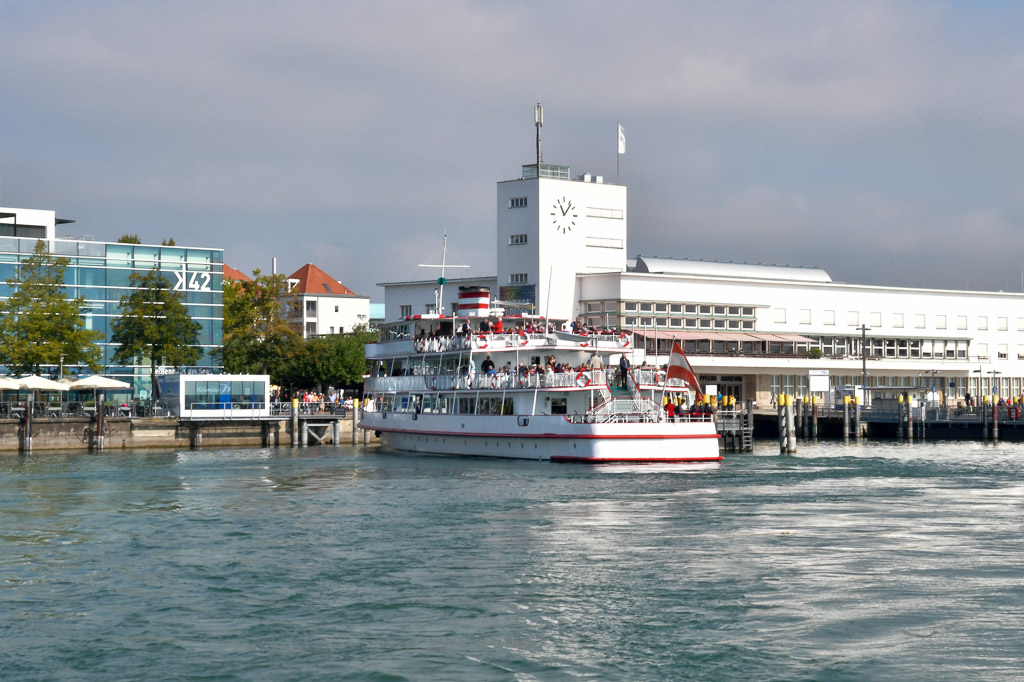 Katamaran vor dem Hafen von Friedrichshafen