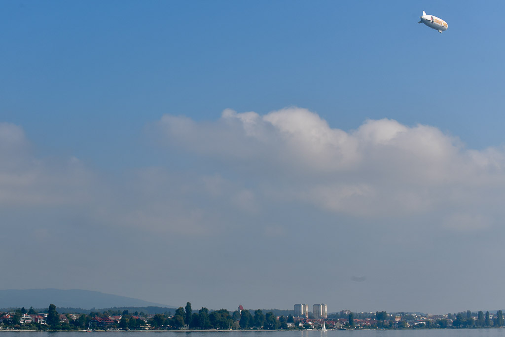 Zeppelin am Himmel über dem Bodensee