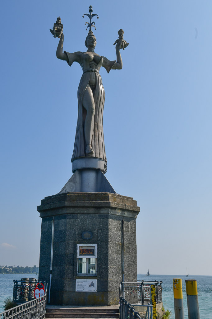 Imperia-Statue im Hafen von Konstanz im Hochformat