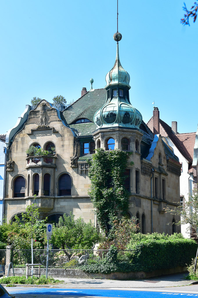 Gebäude mit Kuppel in Konstanz im Hochformat