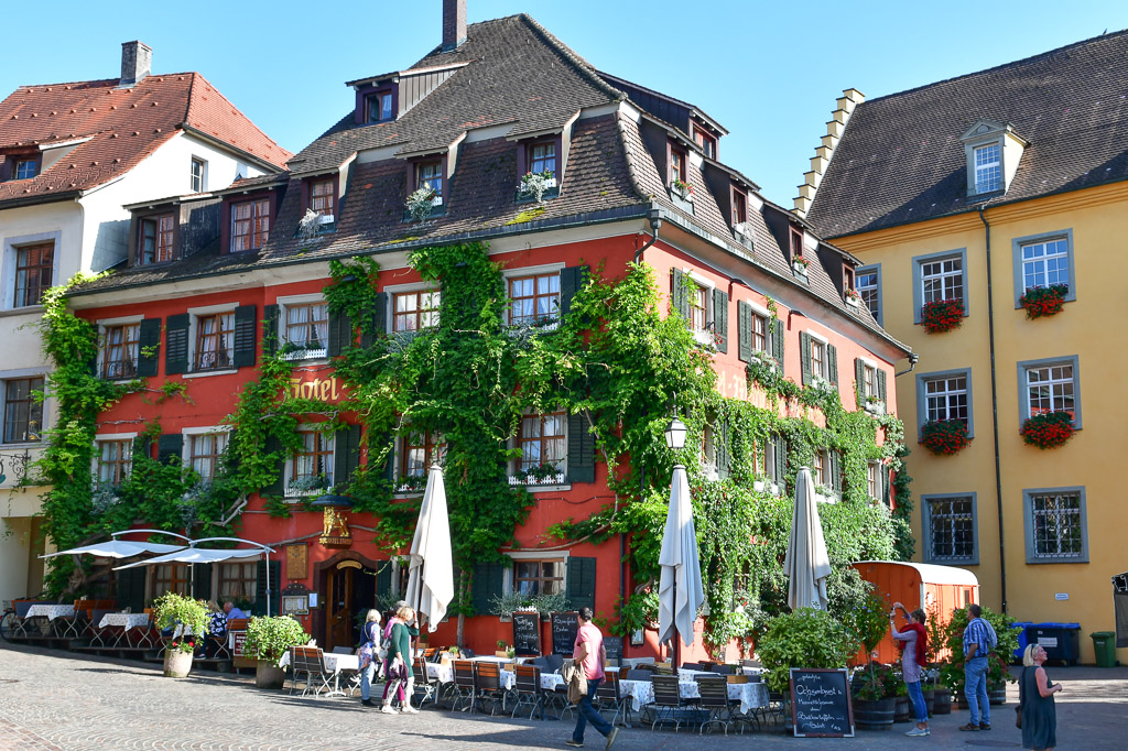 Häuser am Marktplatz mit Cafés