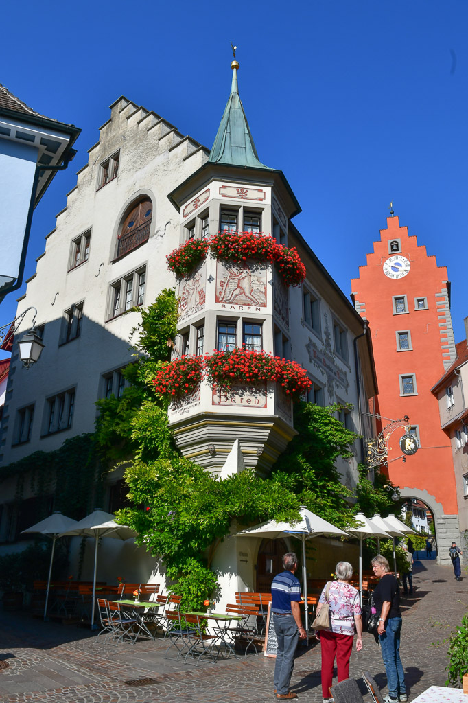Farbiges Haus in der Altstadt im Hochformat